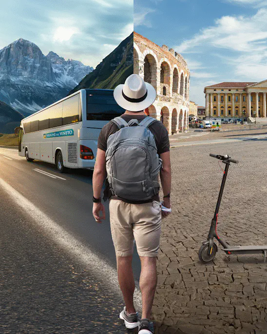 Immagine di un ragazzo turista di spalle, lo sfondo diviso a metà mostra un pulman che si dirige verso le montagne delle Dolomiti e l'arena di verona con un monopattino parcheggiato davanti
